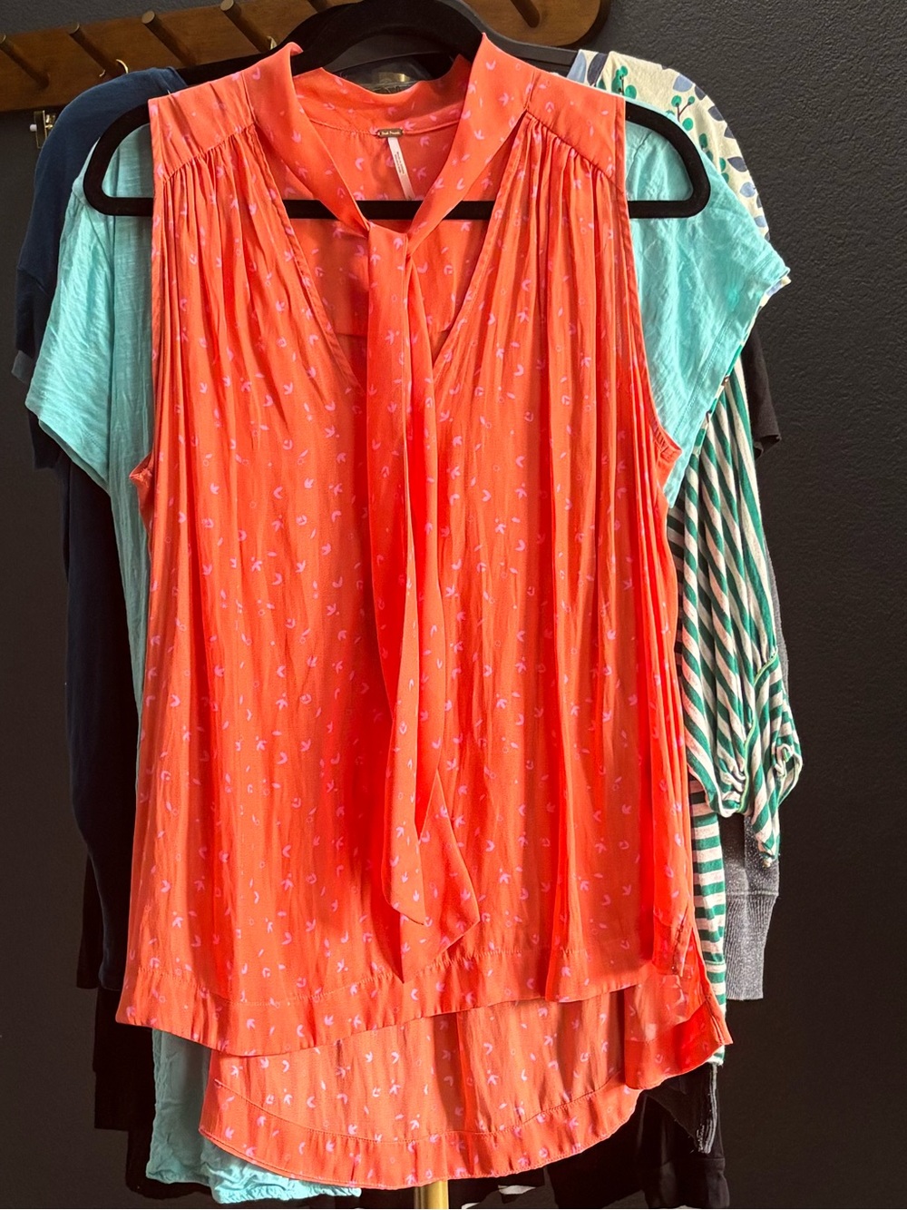 FREE PEOPLE || Coral, Orange, Pink Sleeveless V-Neck Printed Blouse, pussybow